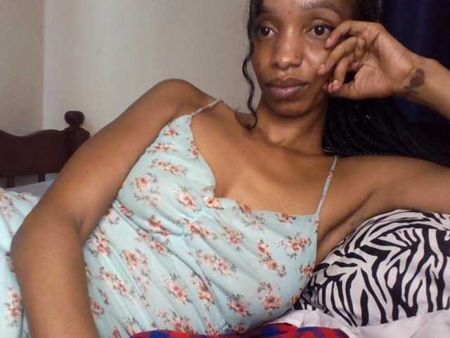 le modèle Velveet est en webcam porno dans un show sur le site bongacams, il possède les tags suivants: Ebony,Brunette,Trimmed
