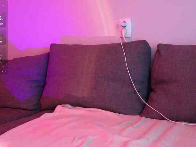 KiraBriis webcam