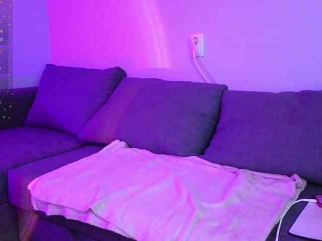 KiraBriis webcam