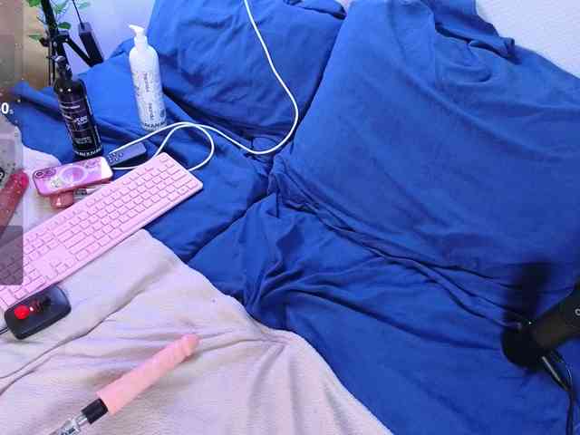 KiraBriis webcam