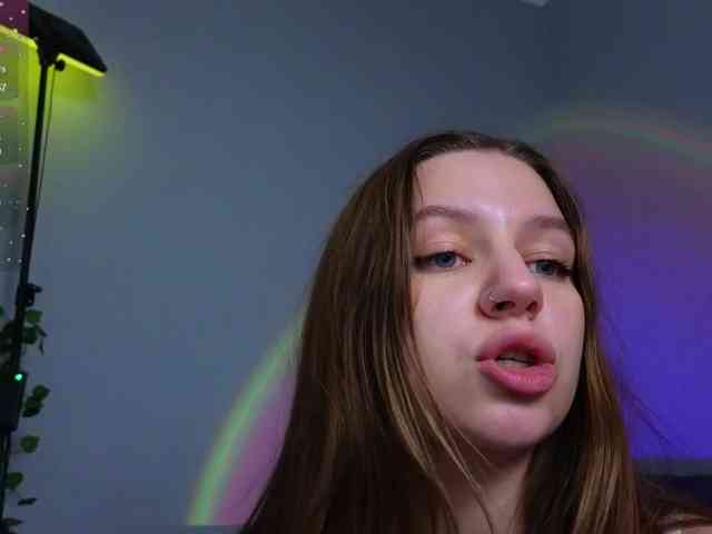 KiraBriis webcam