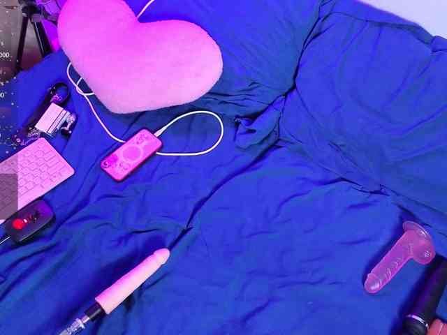 KiraBriis webcam