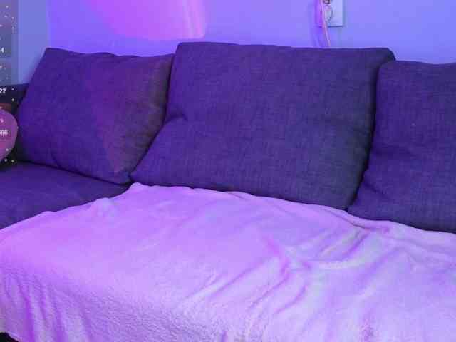 KiraBriis webcam