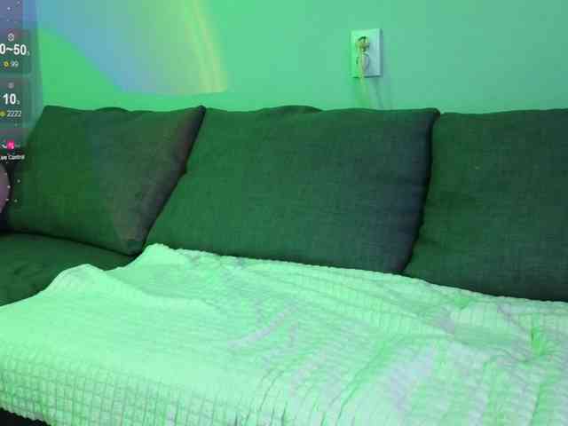KiraBriis webcam