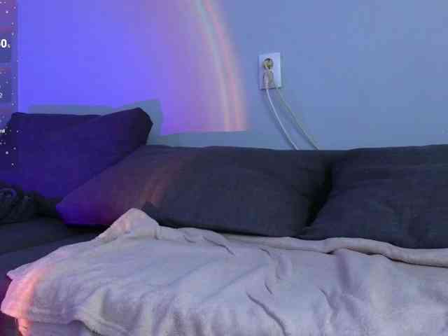 KiraBriis webcam