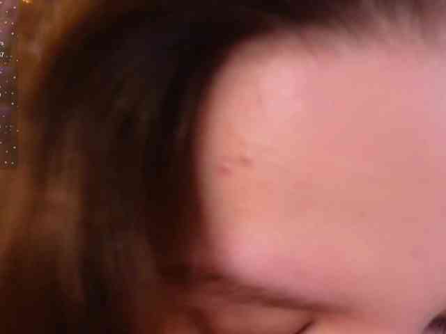 KiraBriis webcam