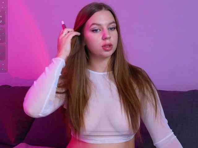 KiraBriis webcam
