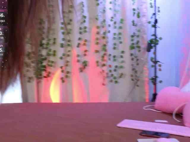 KiraBriis webcam