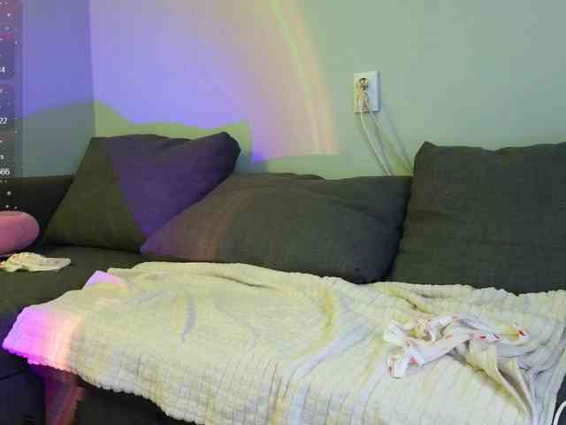 KiraBriis webcam