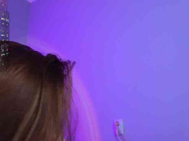 KiraBriis webcam