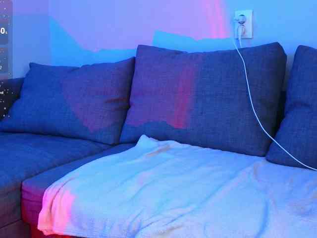 KiraBriis webcam