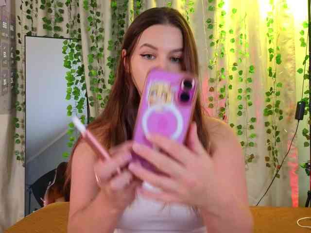 KiraBriis webcam