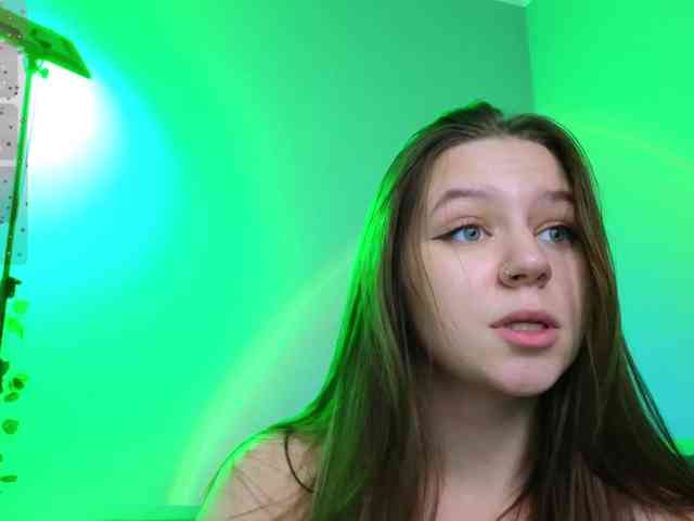 KiraBriis webcam
