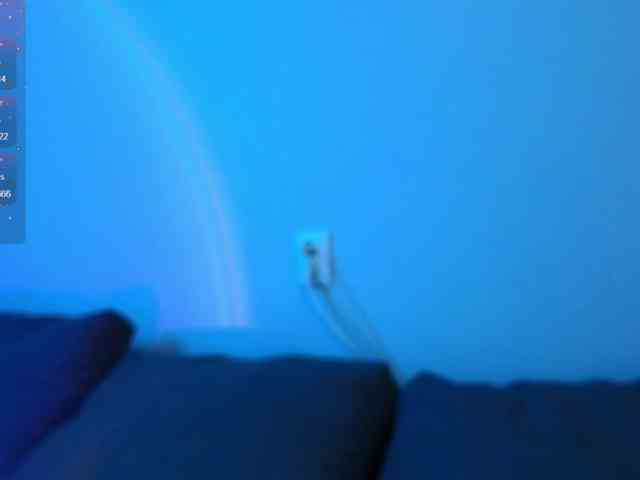 KiraBriis webcam