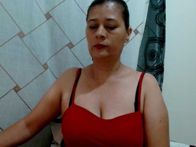le modèle Adrianamilf est en webcam porno dans un show sur le site bongacams, il possède les tags suivants: Latino/Hispanic,Brunette,Hairy