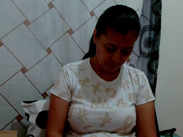 Adrianamilf live cam preview