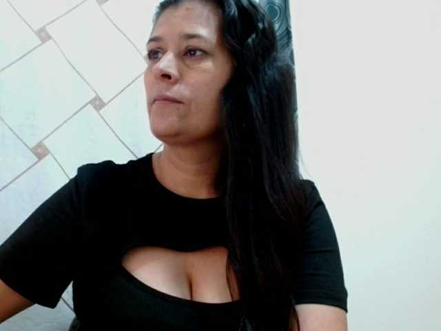 Adrianamilf live cam preview