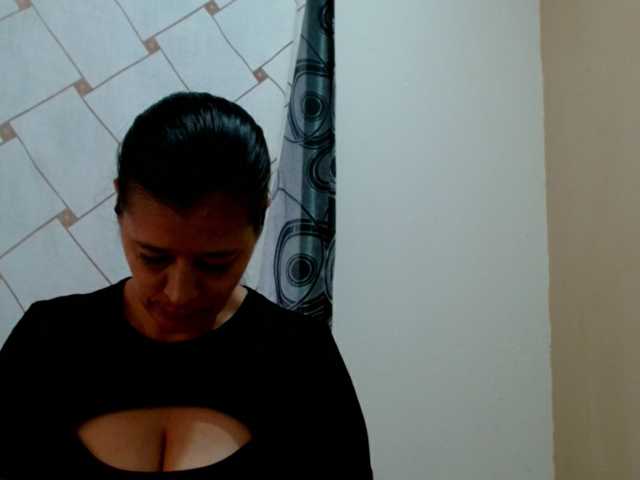 Adrianamilf live cam preview
