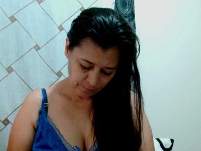 Adrianamilf live cam preview
