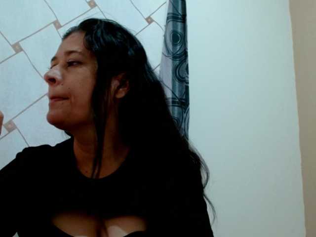 Adrianamilf live cam preview