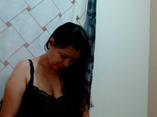 Adrianamilf live cam preview