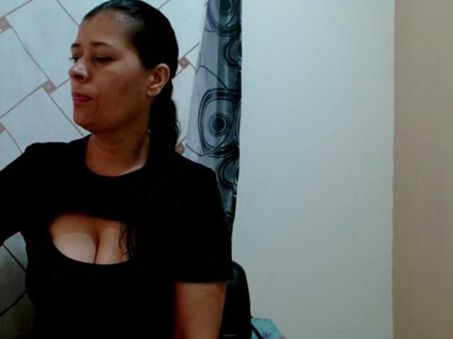 Adrianamilf live cam preview