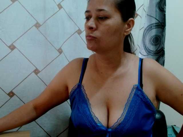 Adrianamilf live cam preview