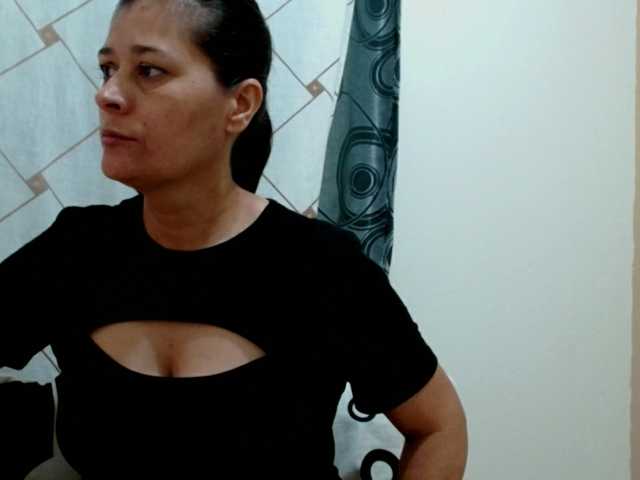 Adrianamilf live cam preview