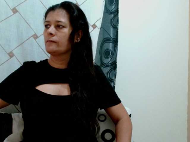 Adrianamilf live cam preview