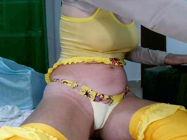 Carolsquirter Live Webcam on BongaCams