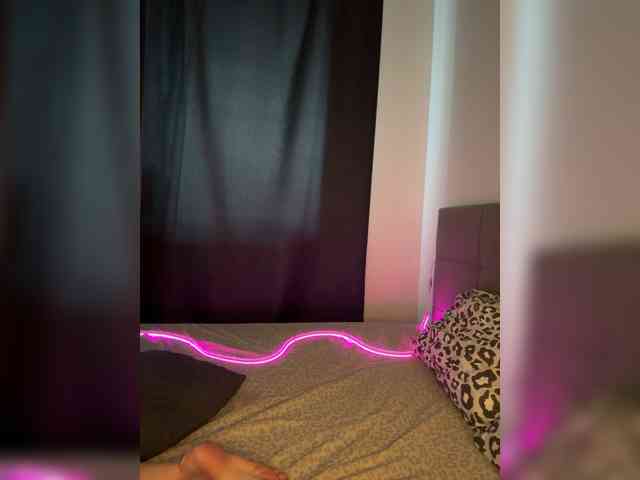 -dkny- Live Webcam on BongaCams
