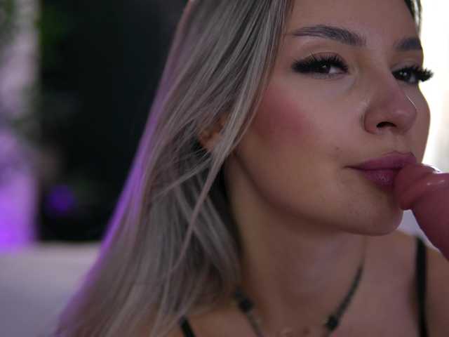 ArtTeasee live cam on BongaCams