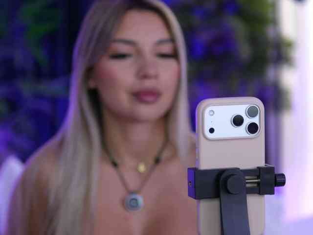 ArtTeasee Live Webcam on BongaCams
