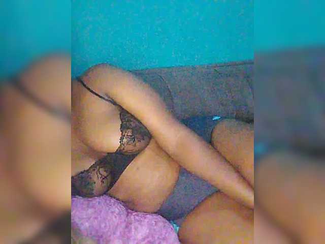 le modèle chibaby1 est en webcam porno dans un show sur le site bongacams, il possède les tags suivants: Ebony,Brunette,Trimmed
