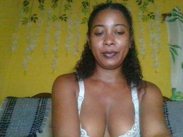 le modèle FredahSannie est en webcam porno dans un show sur le site bongacams, il possède les tags suivants: Ebony,Brunette,Shaved