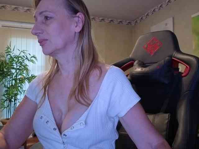 Model: AngelikaMore