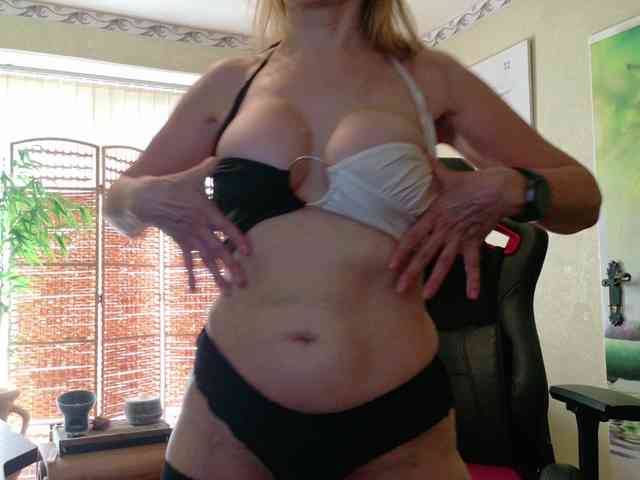 Model: AngelikaMore