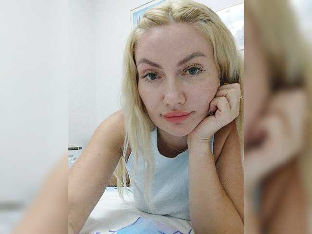 AlenaFeya live cam on BongaCams
