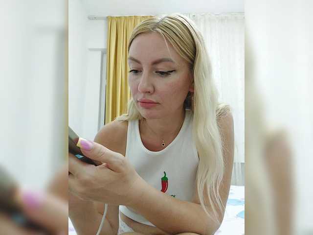 AlenaFeya live cam on BongaCams