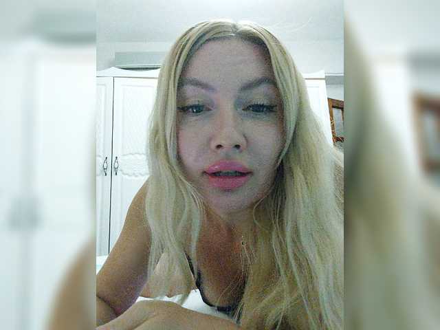AlenaFeya live cam on BongaCams