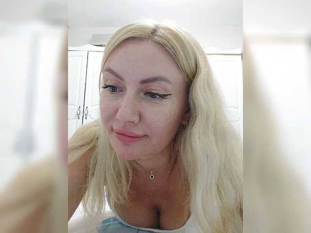 AlenaFeya live cam on BongaCams