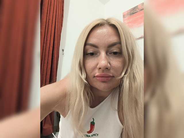 AlenaFeya live cam on BongaCams