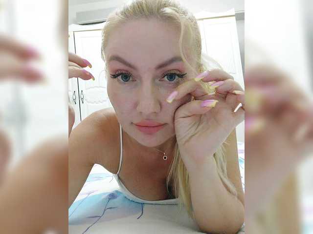 AlenaFeya live cam on BongaCams