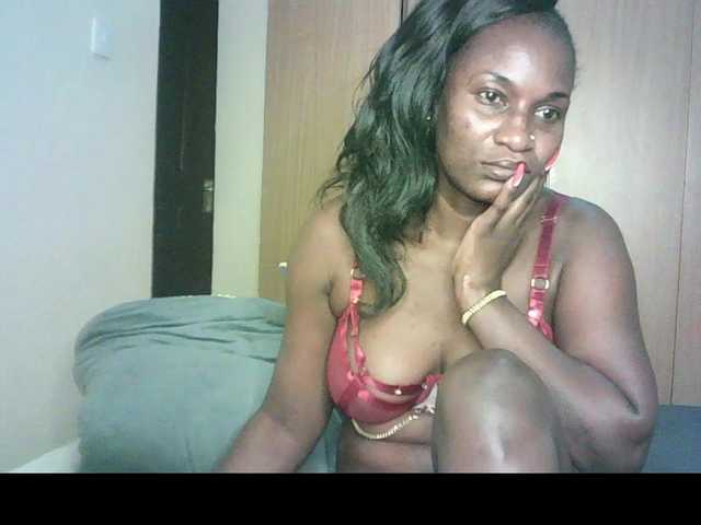 le modèle BradBubble est en webcam porno dans un show sur le site bongacams, il possède les tags suivants: Ebony,Brunette,Shaved