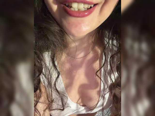 FeeBee live cam on BongaCams