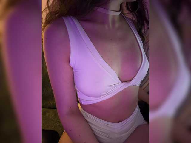 FeeBee's BongaCams show and profile