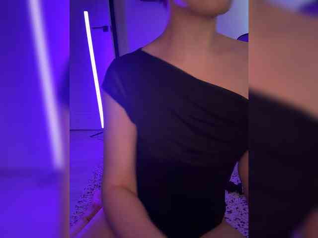 FeeBee Live Webcam on BongaCams