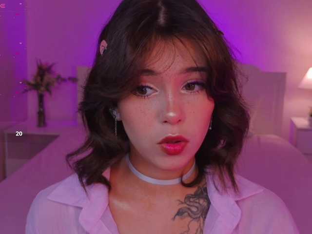 CoralineJones live cam on BongaCams