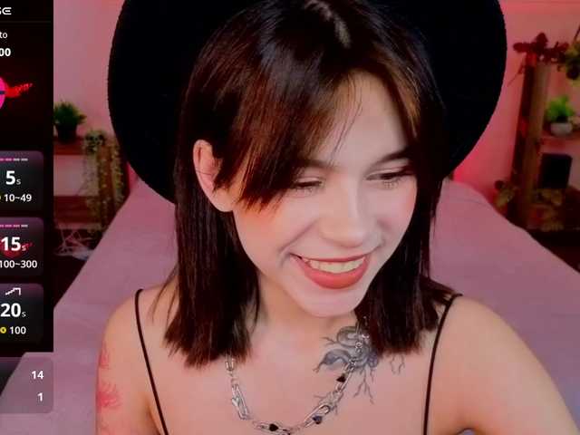 CoralineJones live cam on BongaCams