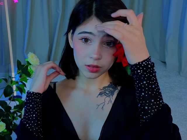 CoralineJones live cam